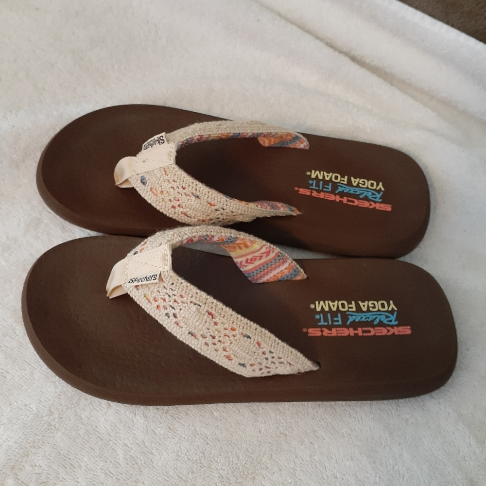 Sketchers yoga foam crochet creme flip flops